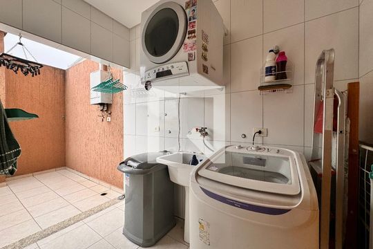 Lavanderia de casa à venda com 3 quartos, 212m² em Parque das Nações, Santo André