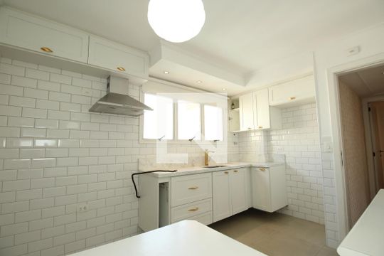 Cozinha  de apartamento à venda com 3 quartos, 235m² em Vila Suzana, São Paulo