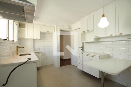 Cozinha  de apartamento à venda com 3 quartos, 235m² em Vila Suzana, São Paulo