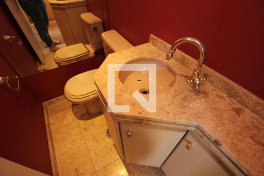 Banheiro de apartamento à venda com 3 quartos, 235m² em Vila Suzana, São Paulo