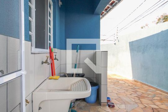 lavanderia de casa à venda com 3 quartos, 230m² em Parque Imperador, Campinas