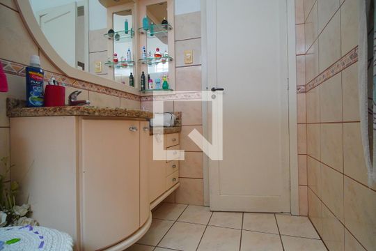Banheiro Corredor de apartamento para alugar com 2 quartos, 86m² em Navegantes, Porto Alegre