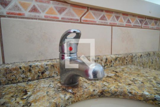 Banheiro Corredor - Torneira de apartamento para alugar com 2 quartos, 86m² em Navegantes, Porto Alegre