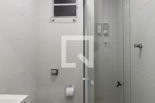 Banheiro de kitnet/studio para alugar com 1 quarto, 20m² em Centro Histórico, Porto Alegre