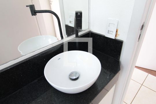 Banheiro de apartamento para alugar com 2 quartos, 49m² em Mantiqueira, Belo Horizonte
