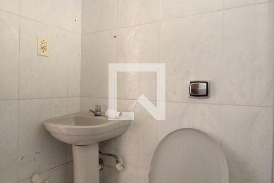 Banheiro de casa para alugar com 2 quartos, 60m² em Katia , Belo Horizonte