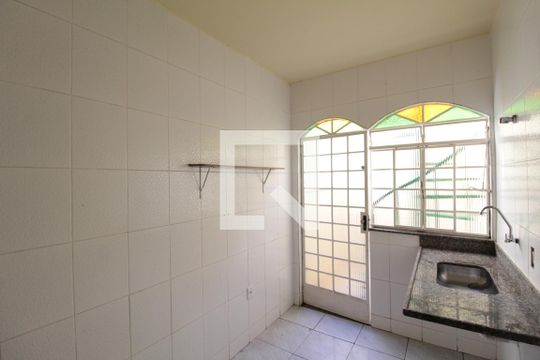 Cozinha de casa para alugar com 2 quartos, 60m² em Katia , Belo Horizonte
