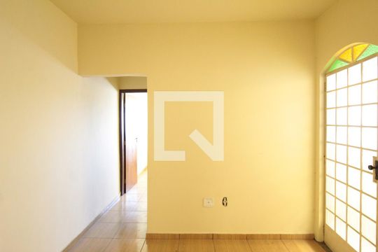 Sala de casa para alugar com 2 quartos, 60m² em Katia , Belo Horizonte