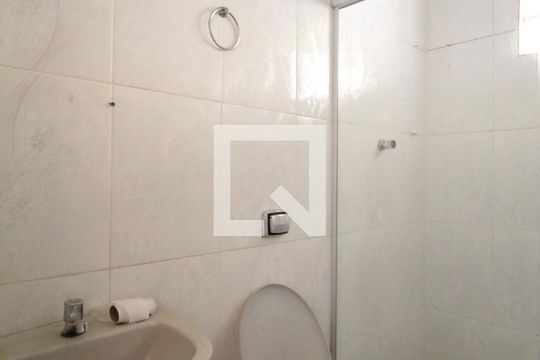 Banheiro de casa para alugar com 2 quartos, 60m² em Katia , Belo Horizonte