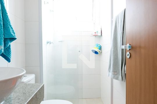Banheiro de apartamento à venda com 2 quartos, 43m² em Vila Suzana, São Paulo