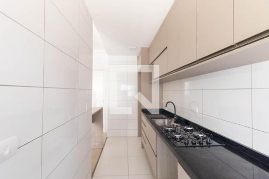 Cozinha e Área de Serviço de apartamento para alugar com 2 quartos, 60m² em Santa Cândida, Curitiba