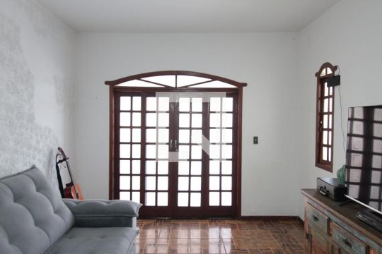 Sala de casa à venda com 3 quartos, 360m² em Providência, Belo Horizonte