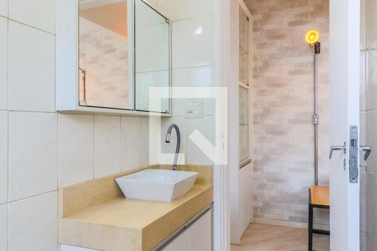 Banheiro de apartamento para alugar com 1 quarto, 45m² em Santo Amaro, São Paulo