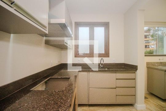 Cozinha e Área de Serviço de apartamento para alugar com 2 quartos, 64m² em Higienópolis, Porto Alegre