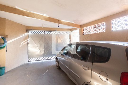 Garagem de casa à venda com 6 quartos, 340m² em Santo Antônio, Osasco