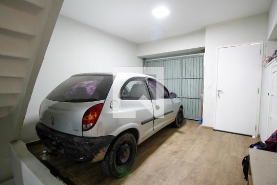 Garagem e Escada para Suíte 2 (piso inferior) de casa à venda com 3 quartos, 120m² em Pinheiros, São Paulo