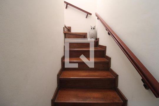 Escada para os quartos de casa à venda com 3 quartos, 250m² em Jardim Marcel, São Paulo