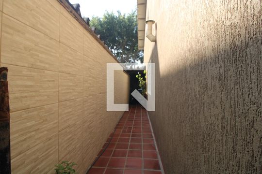 Quintal lateral de casa à venda com 3 quartos, 250m² em Jardim Marcel, São Paulo