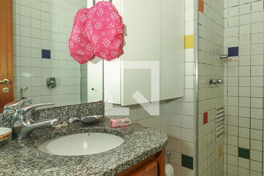Banheiro da Suíte de apartamento para alugar com 4 quartos, 266m² em Petrópolis, Porto Alegre