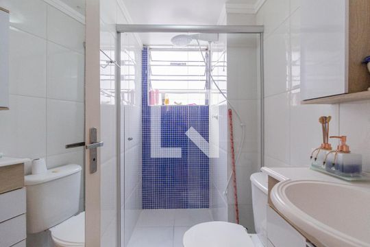 Banheiro de apartamento à venda com 2 quartos, 47m² em São Pedro, Osasco