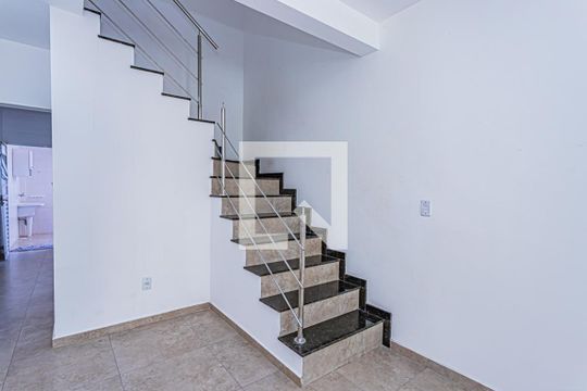 Escada de casa para alugar com 3 quartos, 136m² em Vila Primavera, São Paulo