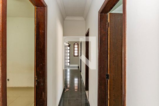 Corredor de casa para alugar com 3 quartos, 223m² em Alto Caiçaras, Belo Horizonte