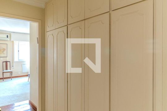 Corredor de apartamento à venda com 4 quartos, 323m² em Higienópolis, São Paulo