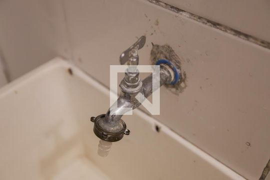 Área e serviço de casa à venda com 2 quartos, 65m² em Vila Celeste, São Paulo