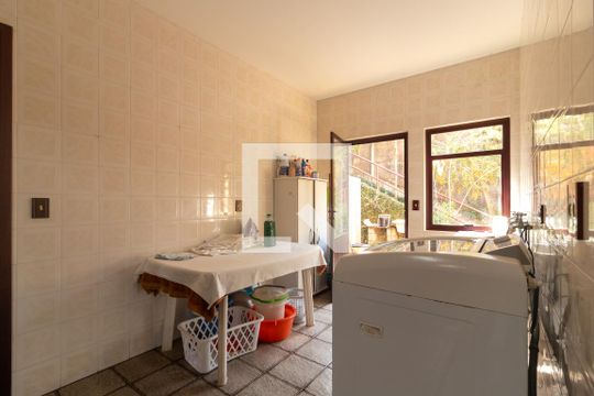 Área de Serviço de casa para alugar com 8 quartos, 640m² em Jardim Mediterrâneo, Cotia