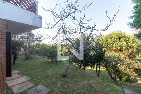 Quintal de casa para alugar com 8 quartos, 640m² em Jardim Mediterrâneo, Cotia
