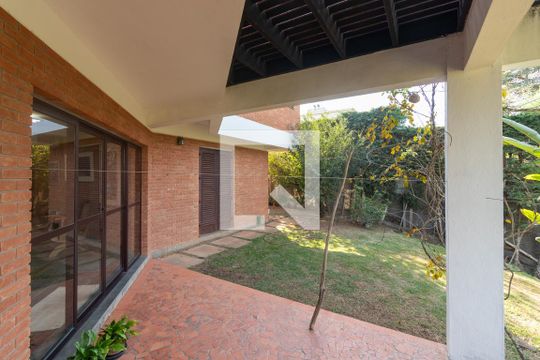 Quintal de casa para alugar com 8 quartos, 640m² em Jardim Mediterrâneo, Cotia