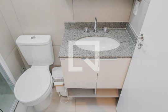 Banheiro de kitnet/studio para alugar com 1 quarto, 27m² em Pinheiros, São Paulo