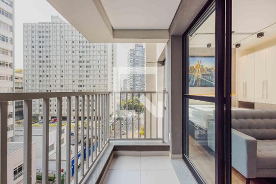 Varanda de kitnet/studio para alugar com 1 quarto, 27m² em Pinheiros, São Paulo