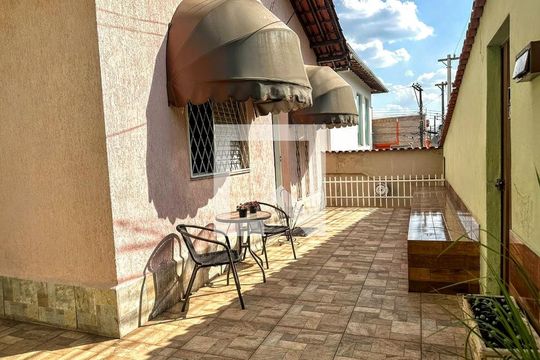 Quintal de casa à venda com 4 quartos, 167m² em Carlos Prates, Belo Horizonte