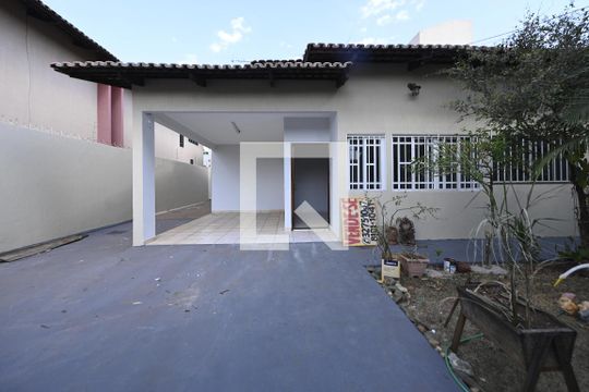 Quintal de casa à venda com 4 quartos, 300m² em St parque anhanguera I, Goiânia