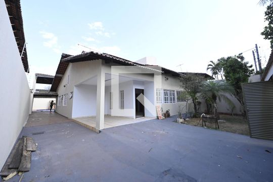 Quintal de casa à venda com 4 quartos, 300m² em St parque anhanguera I, Goiânia