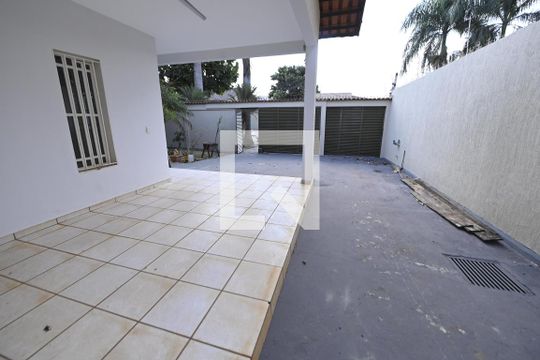 Quintal de casa à venda com 4 quartos, 300m² em St parque anhanguera I, Goiânia