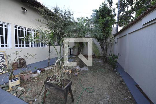 Quintal de casa à venda com 4 quartos, 300m² em St parque anhanguera I, Goiânia