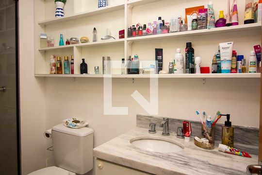 Banheiro da Suíte de apartamento à venda com 2 quartos, 62m² em Teresópolis, Porto Alegre
