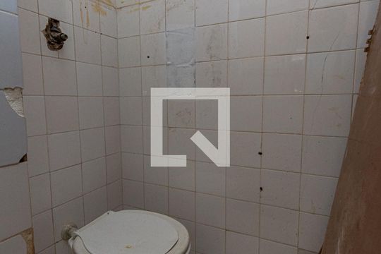 Banheiro de serviço de apartamento à venda com 2 quartos, 60m² em Santa Rosa, Niterói