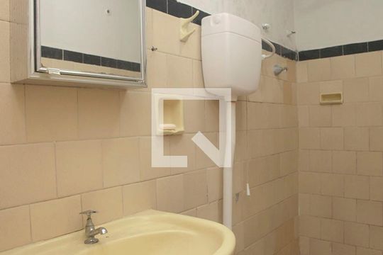Banheiro de apartamento para alugar com 1 quarto, 43m² em Azenha, Porto Alegre