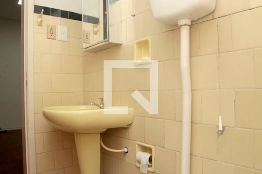 Banheiro de apartamento para alugar com 1 quarto, 43m² em Azenha, Porto Alegre