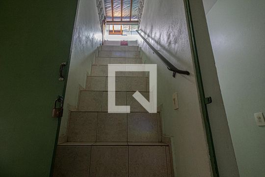 acesso para a área de serviço de casa à venda com 5 quartos, 200m² em Vila Conde do Pinhal, São Paulo