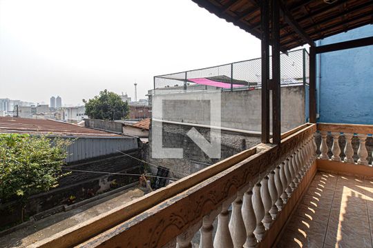 sacada na suíte de casa à venda com 5 quartos, 200m² em Vila Conde do Pinhal, São Paulo