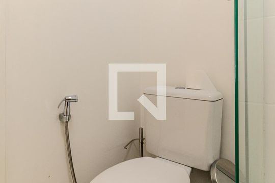 Banheiro de kitnet/studio para alugar com 1 quarto, 28m² em República, São Paulo