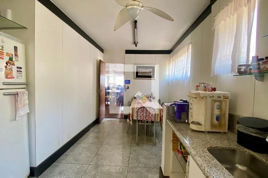 Cozinha de apartamento à venda com 4 quartos, 250m² em Santa Lúcia, Belo Horizonte