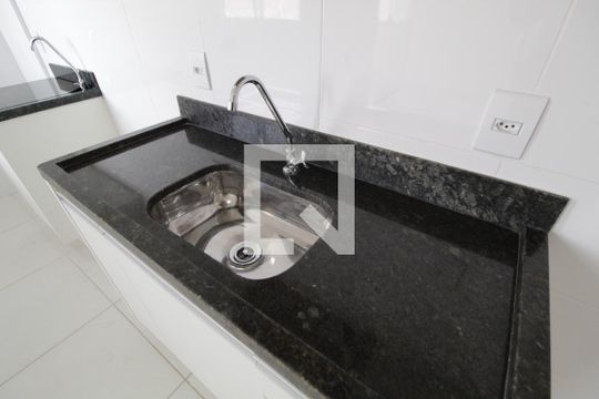 Cozinha de apartamento para alugar com 2 quartos, 56m² em Novo Mundo, Uberlândia