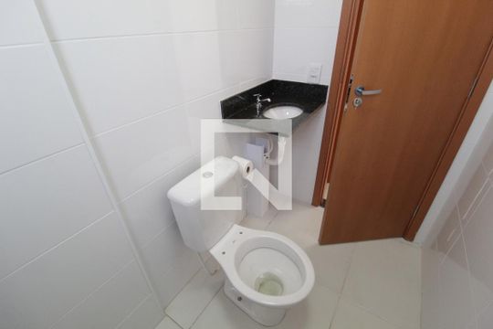 Banheiro do Quarto 2 de apartamento para alugar com 2 quartos, 56m² em Novo Mundo, Uberlândia