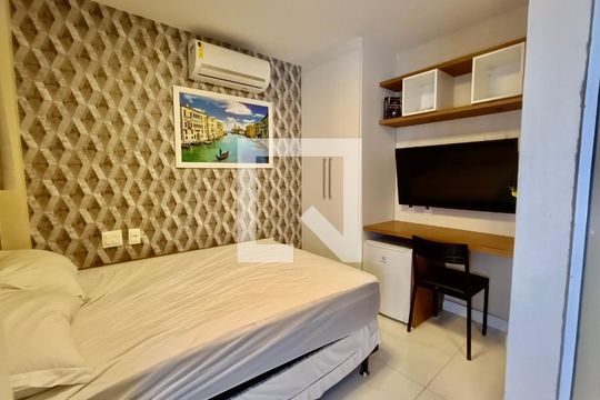 Quarto e banheiro serviço adaptado para suíte de apartamento à venda com 3 quartos, 119m² em Copacabana, Rio de Janeiro