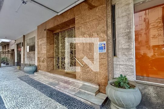 Fachada com cartaz QA de apartamento à venda com 3 quartos, 119m² em Copacabana, Rio de Janeiro